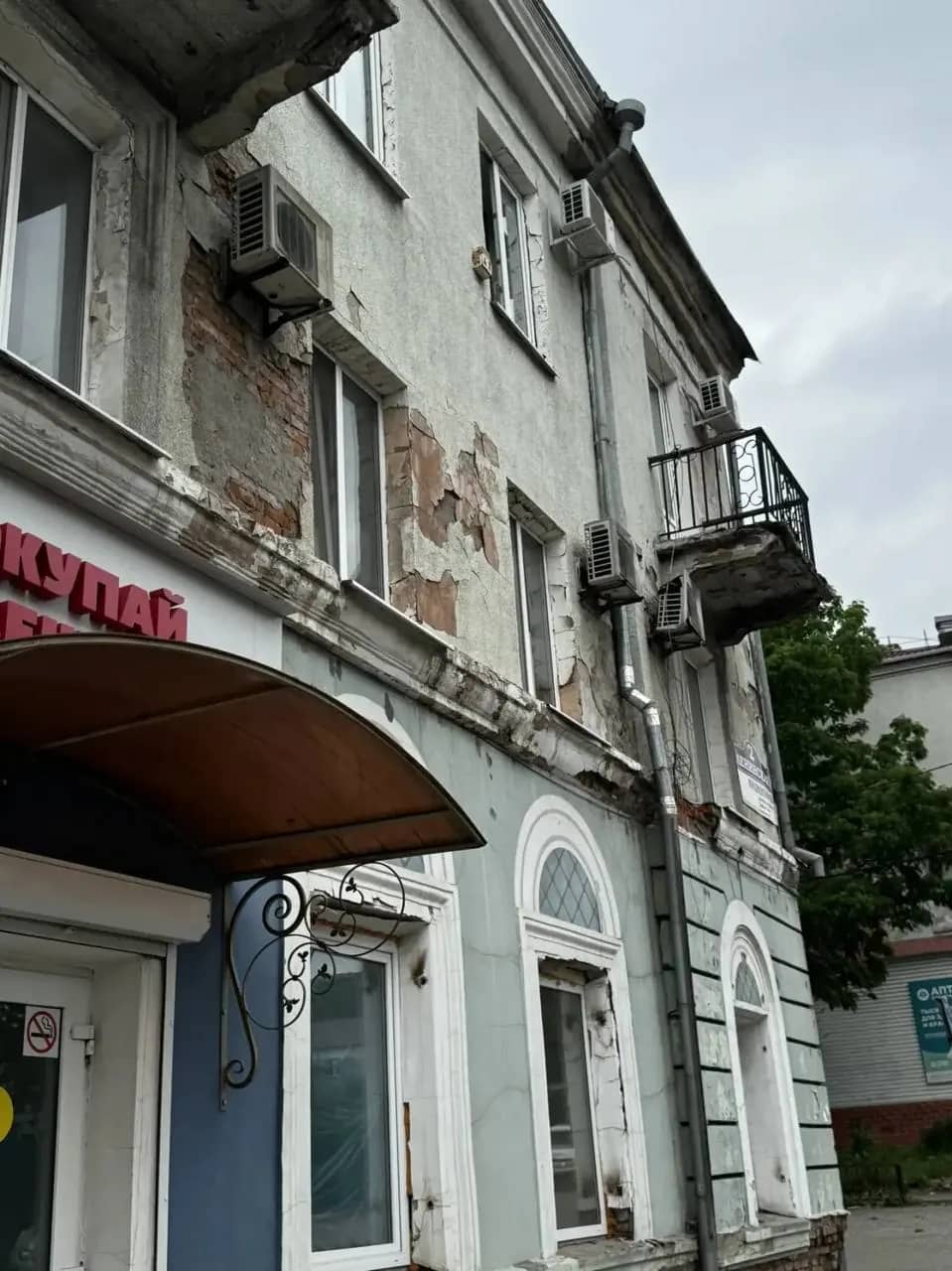 Жители дома № 2 на улице Ленинской жалуются на аварийное состояние крыши