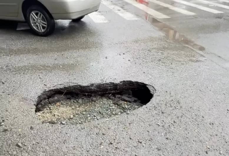 Очередной автомобиль провалился в яму на Ленинской