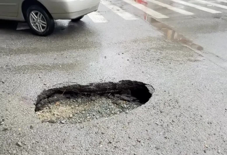 Очередной автомобиль провалился в яму на Ленинской