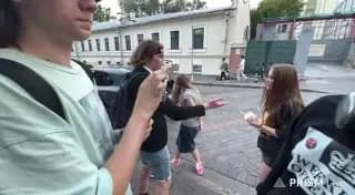Блогера задержали в Москве после того, как он помахал автозаку