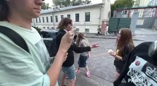 Блогера задержали в Москве после того, как он помахал автозаку