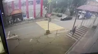Опубликовано видео смертельного наезда фуры на женщину во Владивостоке