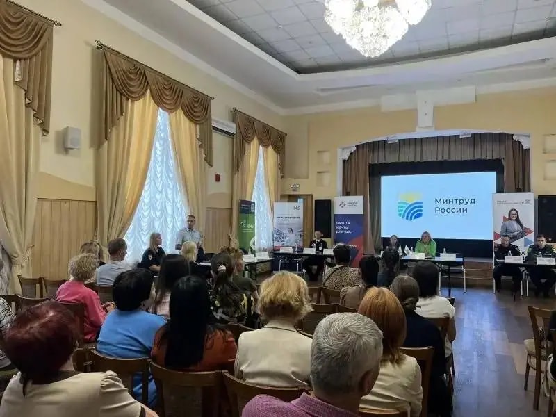 Полицейские Находки приняли участие в ярмарке трудоустройства