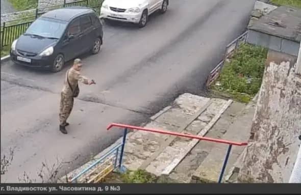 Мужчина с пистолетом угрожал женщине во Владивостоке