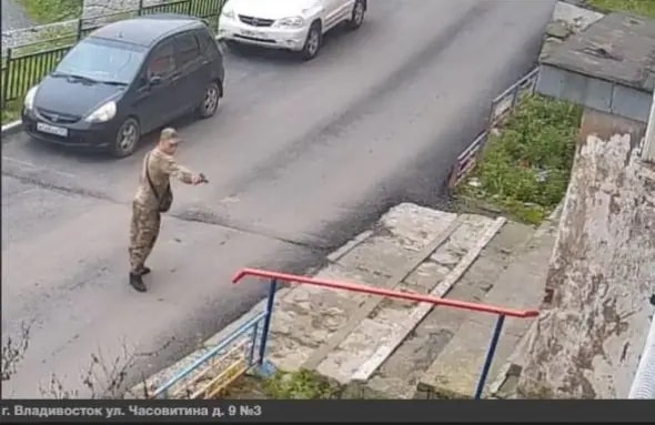 Мужчина с пистолетом угрожал женщине во Владивостоке