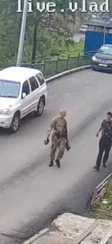 Полиция задержала мужчину за угрозы пистолетом на улице Часовитина во Владивостоке