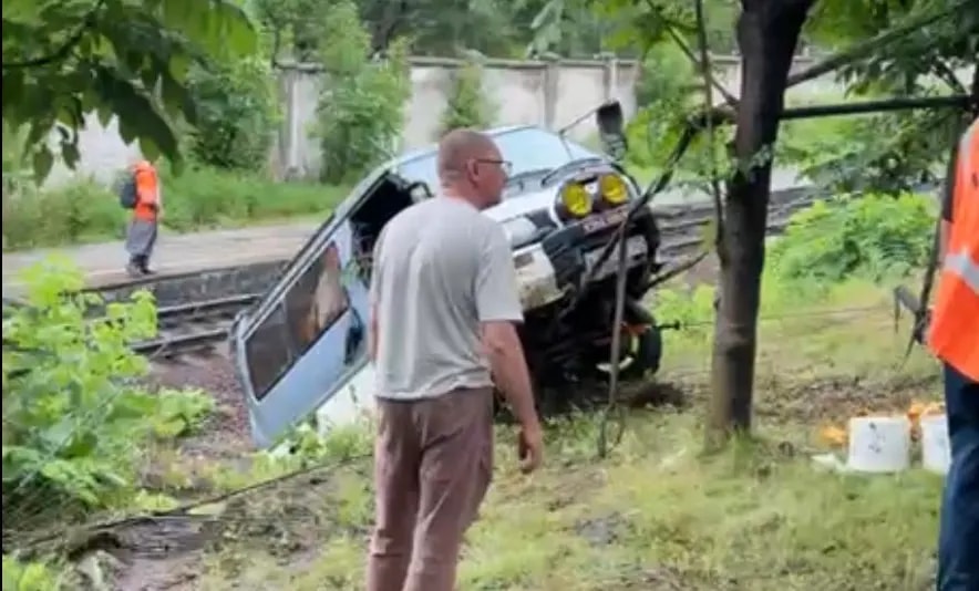 Автомобиль перевернулся в кювет на улице Заводской в Находке