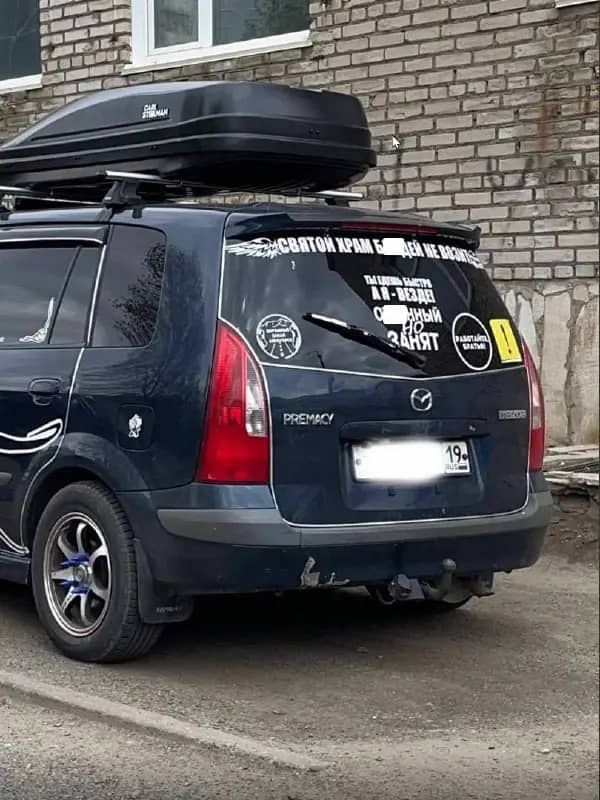 Водителя из Приморья оштрафовали за матерную наклейку на машине