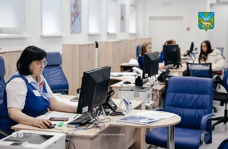 Кадровый центр «Работа России» поможет врачам и учителям в Приморье