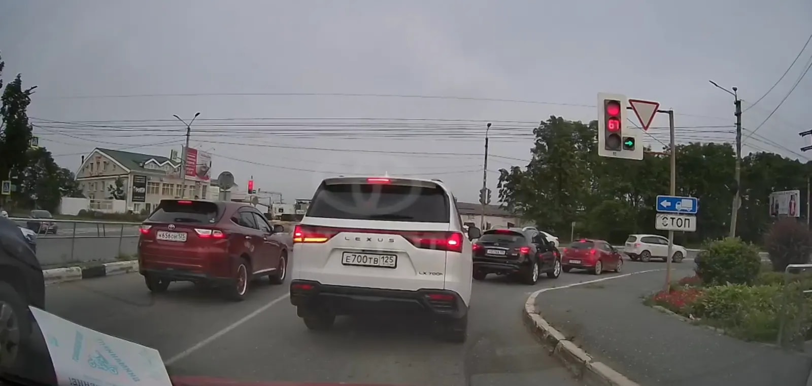Водитель Лексуса с МЖК "отличился" на еще одной записи видеорегистратора