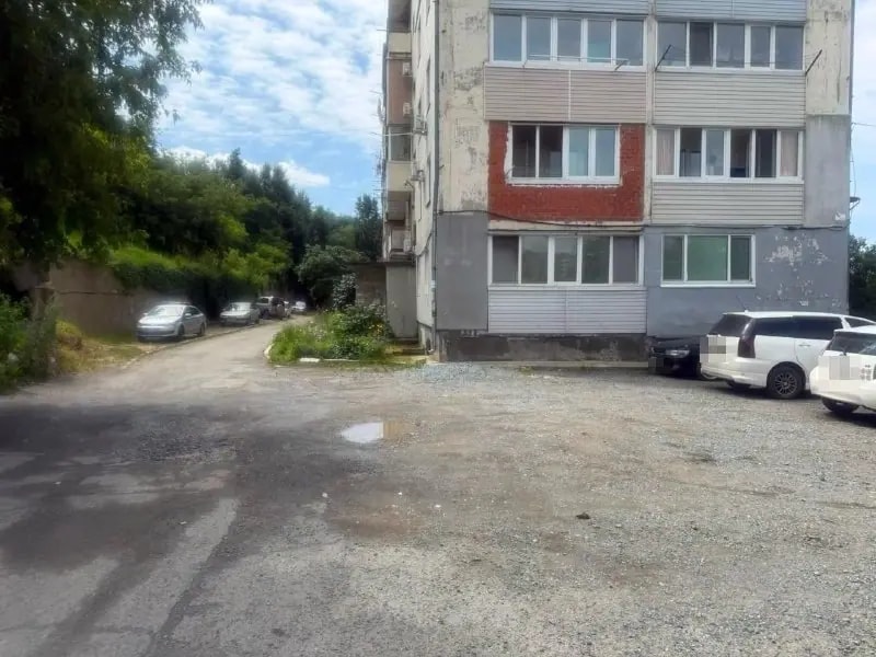 В Находке разыскивают водителя, сбившего двух детей на парковке