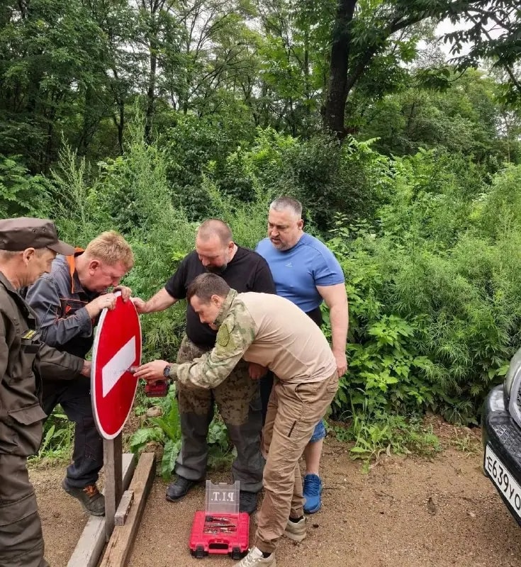 Сразу четыре человека под контролем главы установили знак у рухнувшего моста в Слинкино