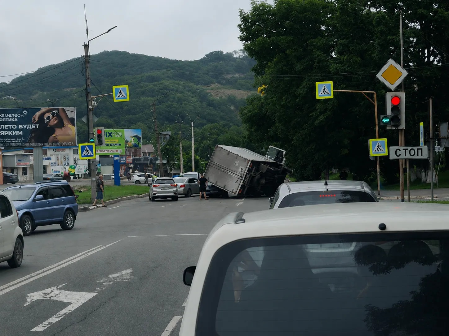 В Находке грузовой автомобиль опрокинулся на внедорожник