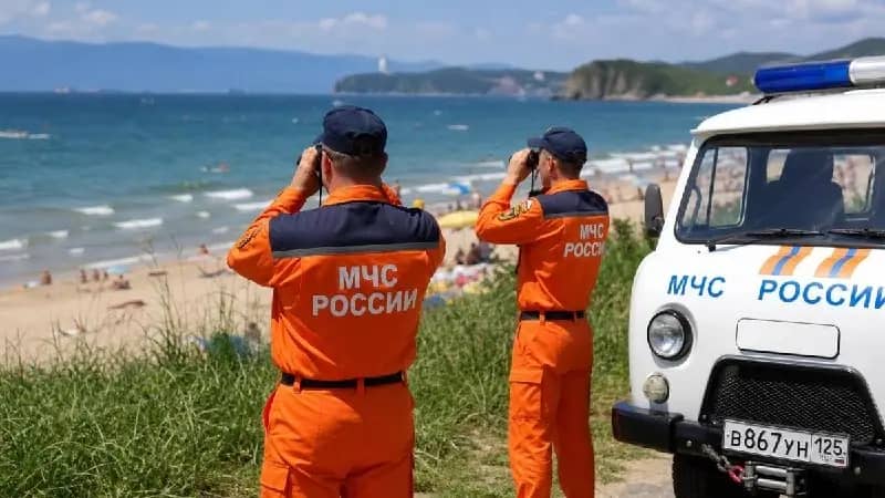 Семью с ребенком на резиновой лодке спасли в бухте Триозерье