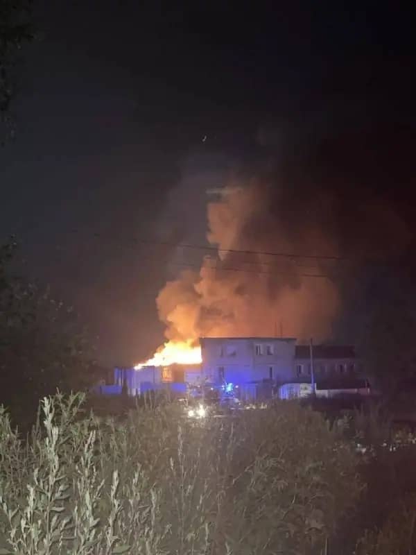 В Большом Камне ночью загорелось здание бывшей колонии ИК-29