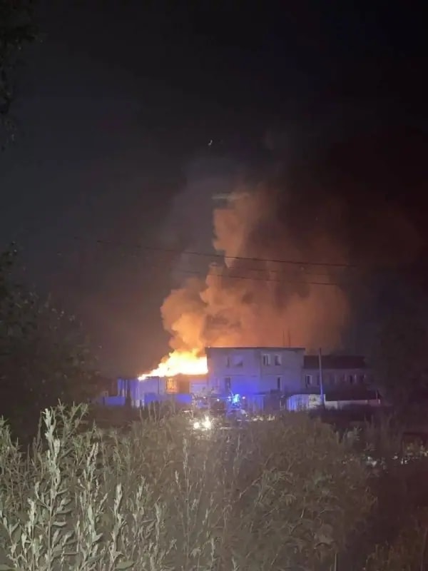 В Большом Камне ночью загорелось здание бывшей колонии ИК-29