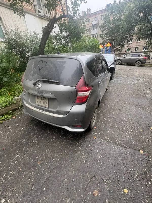 В Находке на Тимирязева повредили припаркованный автомобиль