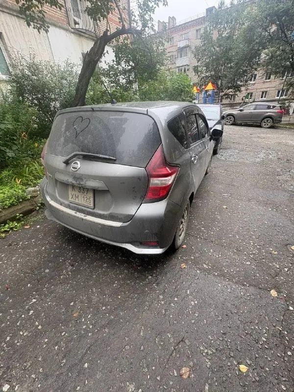 В Находке на Тимирязева повредили припаркованный автомобиль