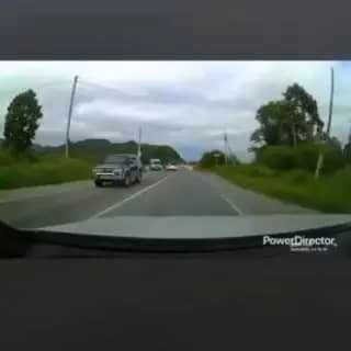 Водитель едва не попал в ДТП из-за брошенной бутылки на дороге в Голубовку