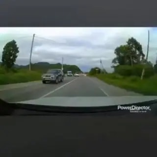 Водитель едва не попал в ДТП из-за брошенной бутылки на дороге в Голубовку