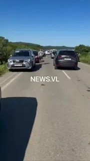 На подъездах к пляжам Ливадии машины не могут разъехаться из-за припаркованных авто