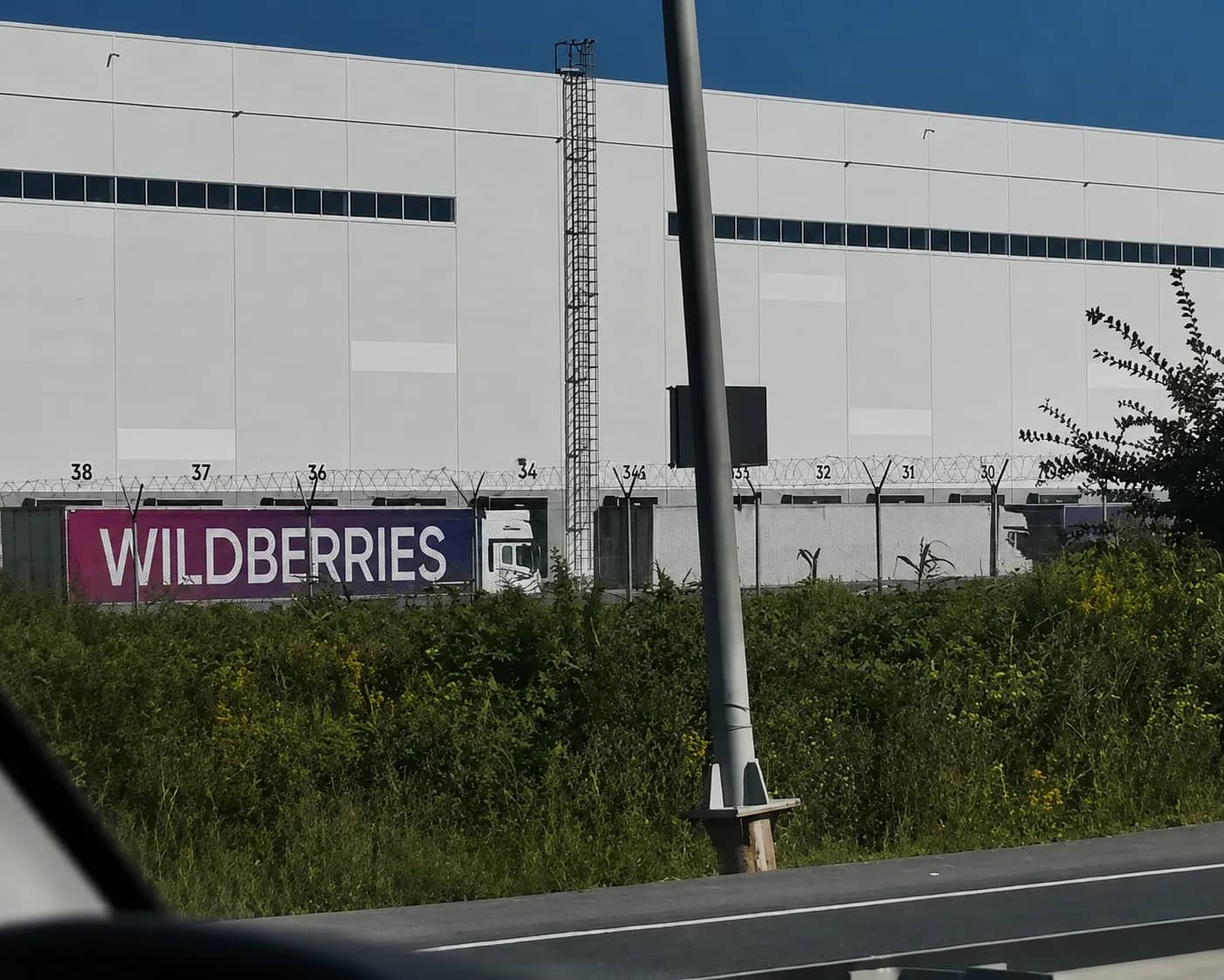 Во Владивостоке закрашивают фиолетовые элементы склада Wildberries