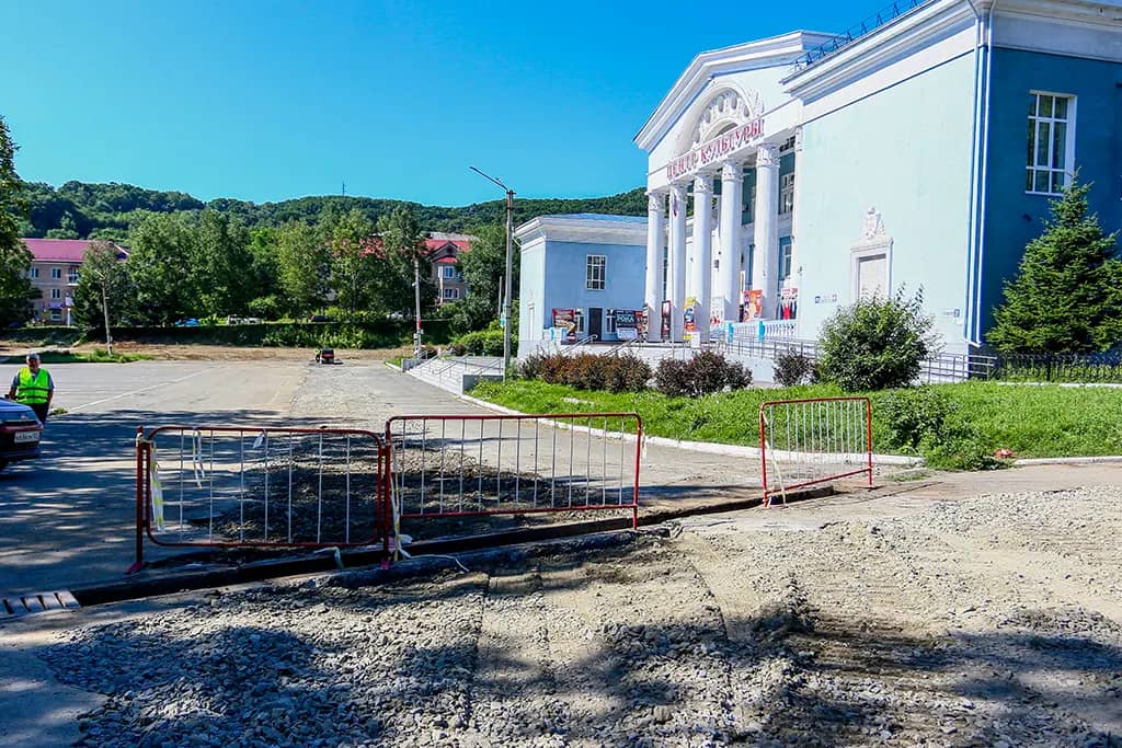 Качество и темпы работ оценили на водопроводе и хоккейной коробке