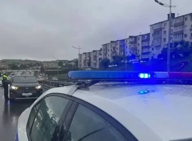 Полиция Приморья призывает к осторожности из-за штормового предупреждения