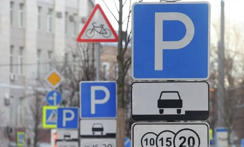 В Госдуме предложили заменить букву P на знаках парковки на русскую П