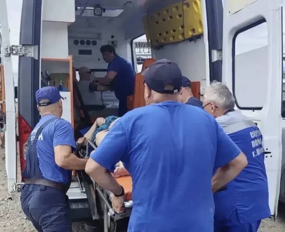 Спасатели вернули к жизни женщину, которая утонула на глазах у отдыхающих на пляже Рица