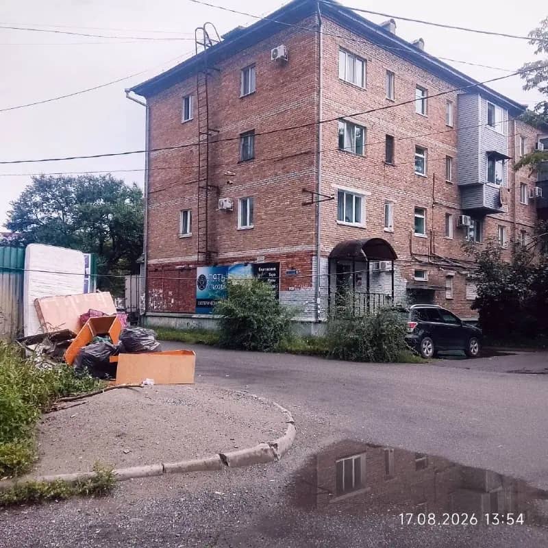 На Малиновского провисший электрокабель мешает проходу