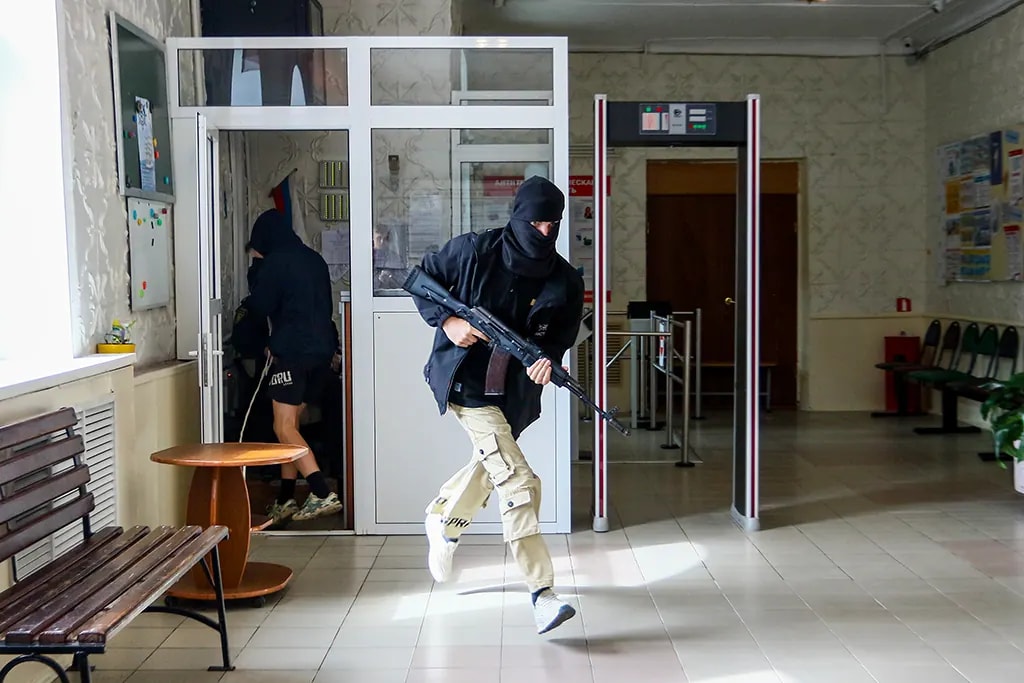 В Находке отработали действия при нападении на школу и угрозе поджога