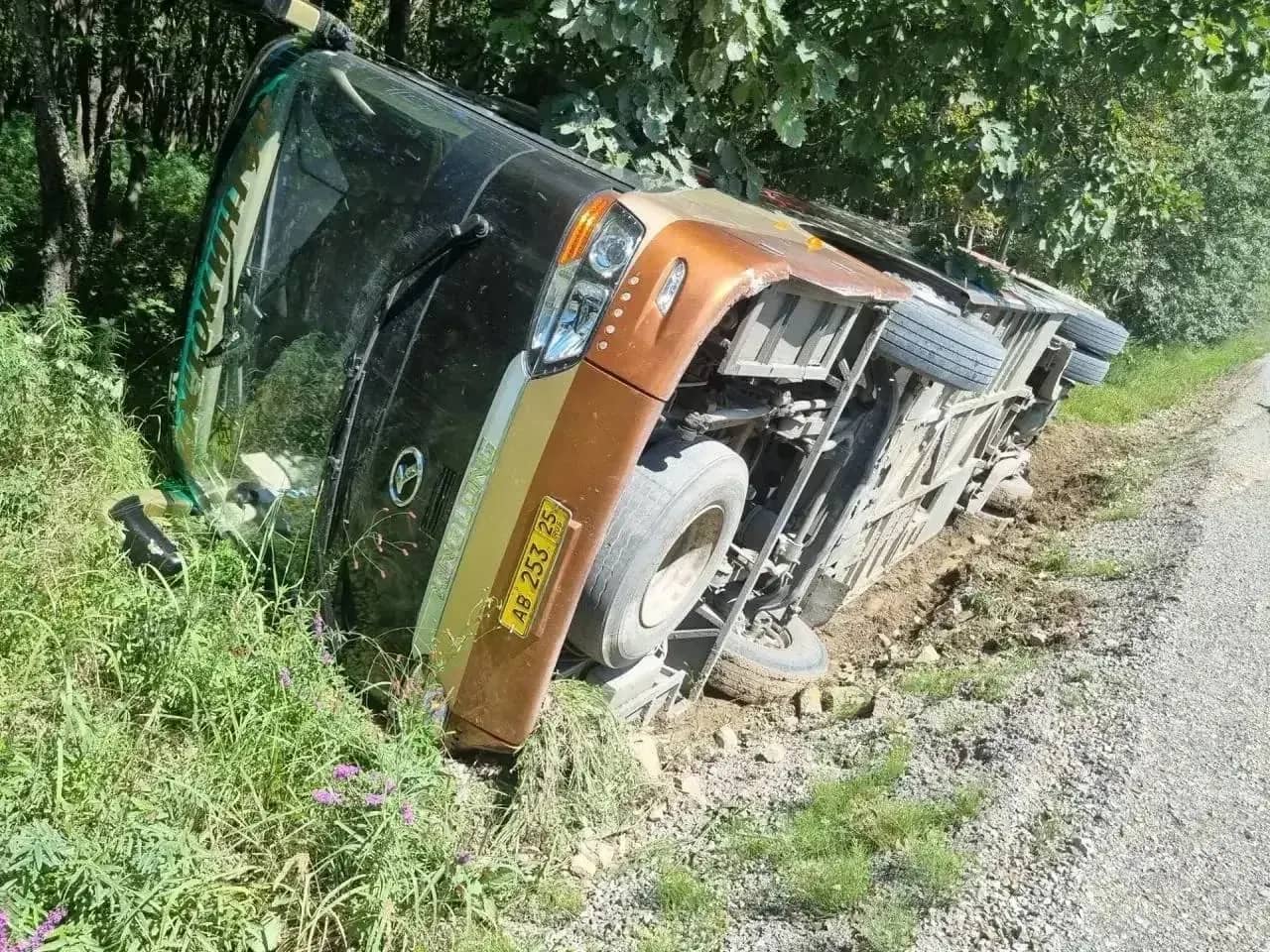 Восемь пострадавших: автобус детьми перевернулся в Приморье
