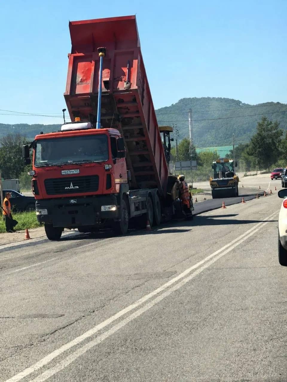 На перекрестке Находка — Врангель ремонтируют дорожное полотно