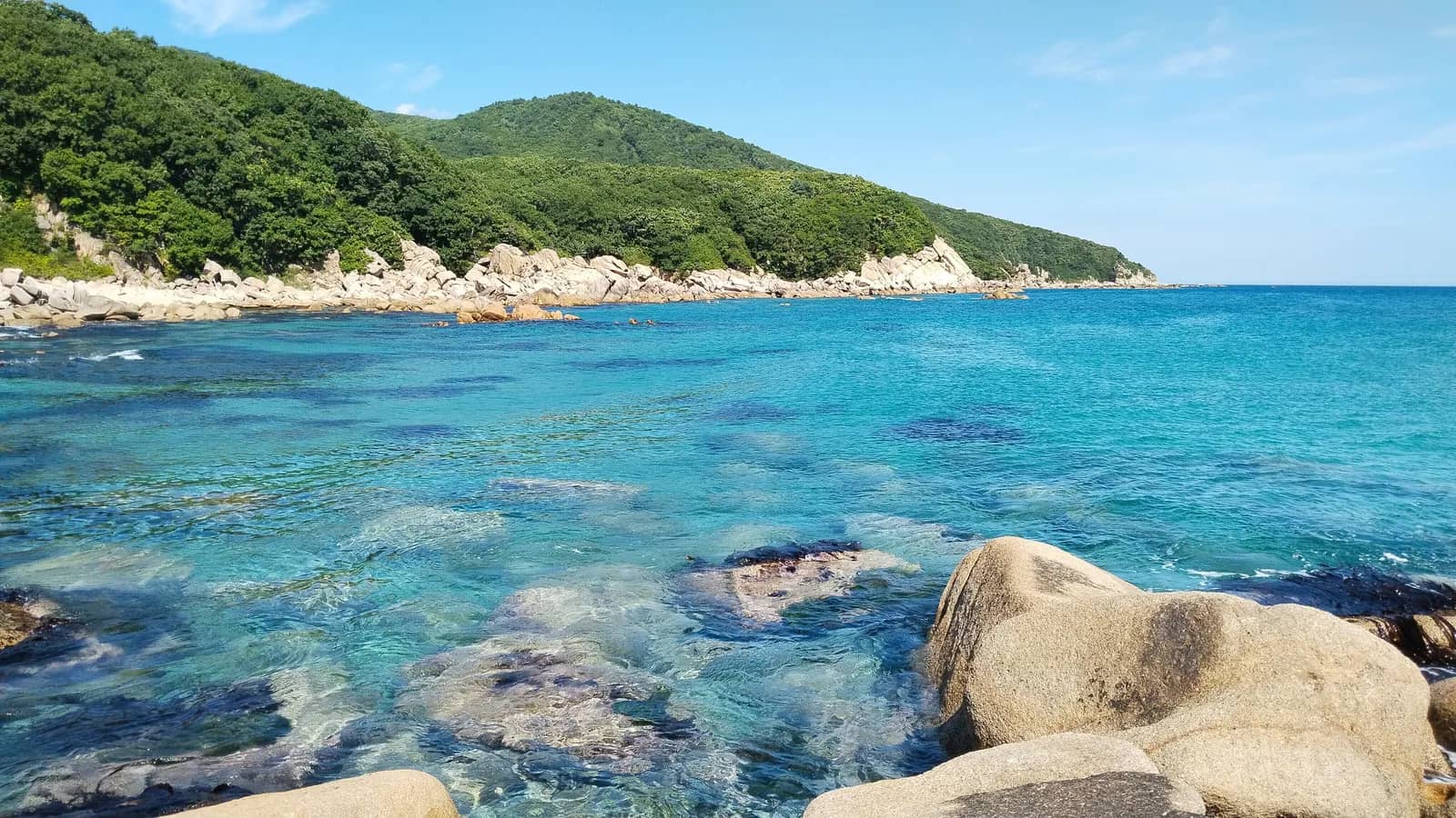 В бухте Триозерье вода прогрелась до 25 градусов