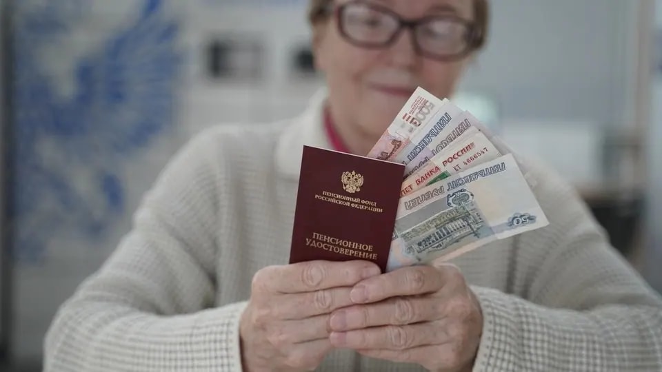 Средняя социальная пенсия в России выросла до 16 590 рублей