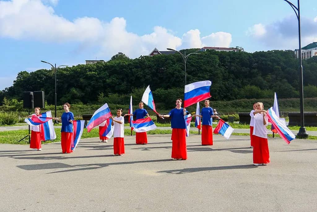 В Находке на набережной озера Солёного прошёл концерт ко Дню флага