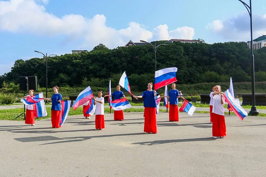 В Находке на набережной озера Солёного прошёл концерт ко Дню флага