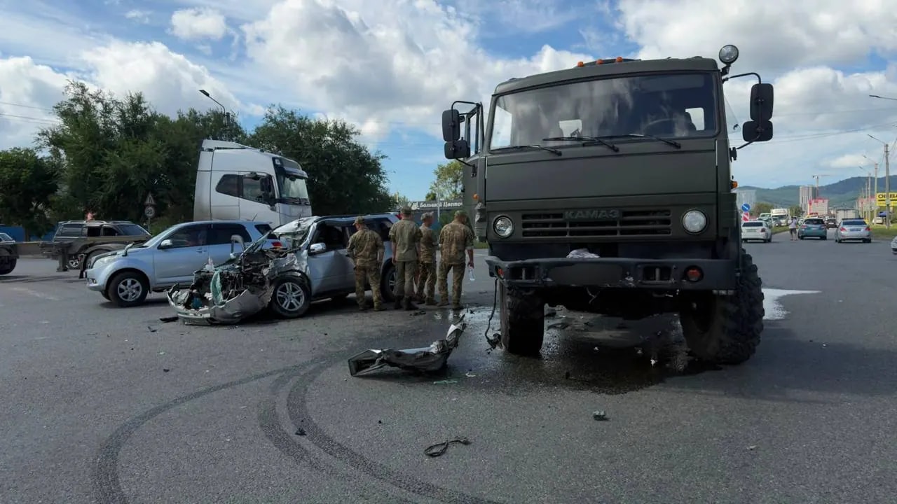 В Находке военный грузовик столкнулся с легковушкой