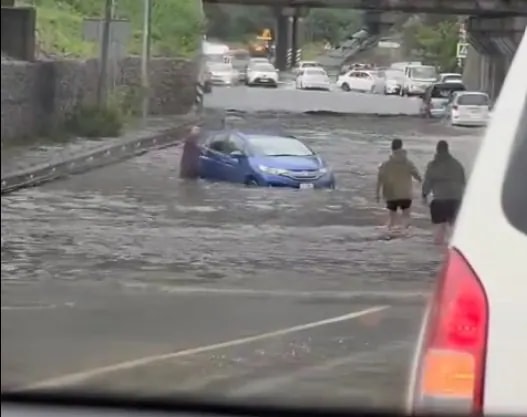 Ливень затопил дороги во Врангеле