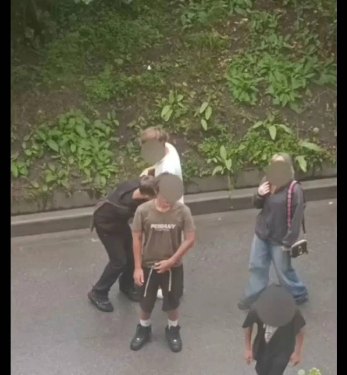 Жильцы Спортивной, 17 жалуются на агрессивных подростков