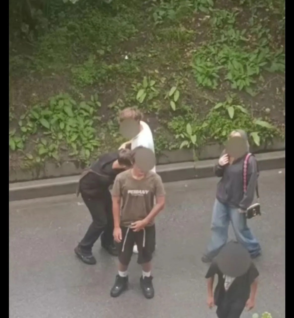 Жильцы Спортивной, 17 жалуются на агрессивных подростков