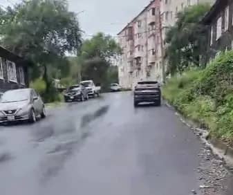 Свежий асфальт на улице Чернышевского в Находке начал крошиться после первого дождя