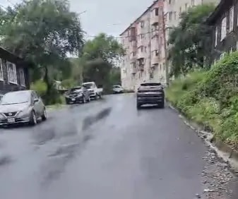 Свежий асфальт на улице Чернышевского в Находке начал крошиться после первого дождя
