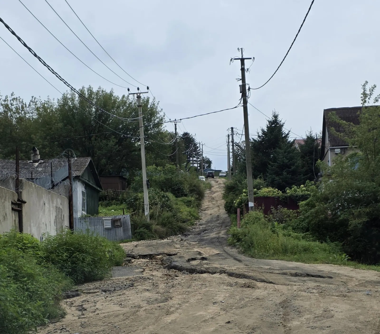 В Южно-Морском разбитая дорога мешает проезду скорой