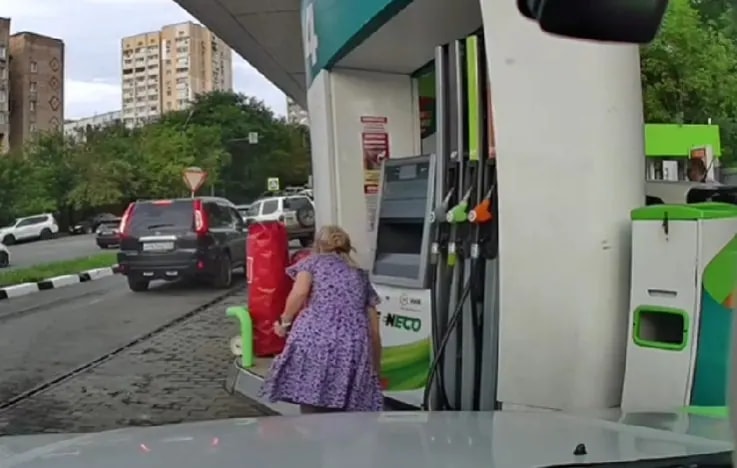 Во Владивостоке девушка показала способ «борьбы» с дефицитом топлива