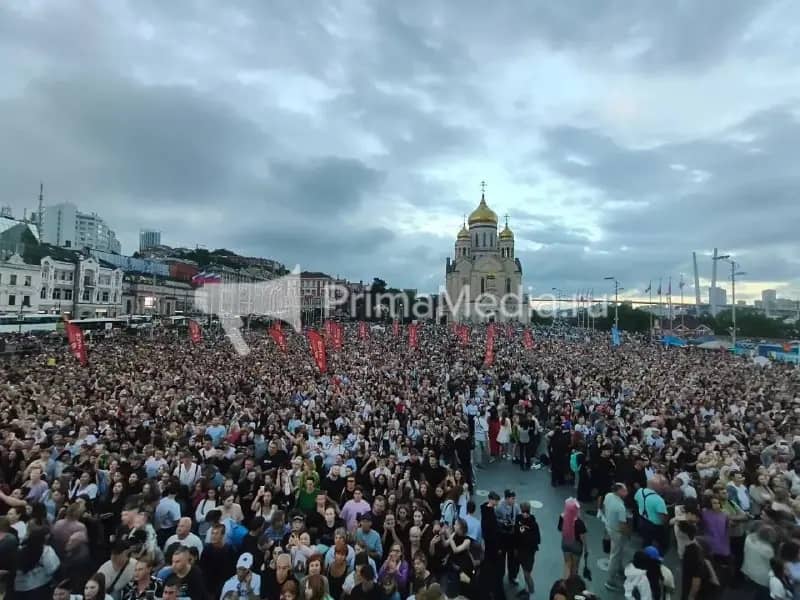 Полный аншлаг: Люди сломали ограду на концерте в центре Владивостока