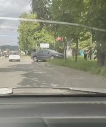 В Находке водитель съехал с дороги на газон возле ТЦ «Кант»