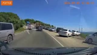 Большегруз снес машину и завалился в кювет недалеко от Шаморы