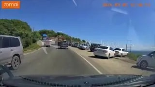 Большегруз снес машину и завалился в кювет недалеко от Шаморы
